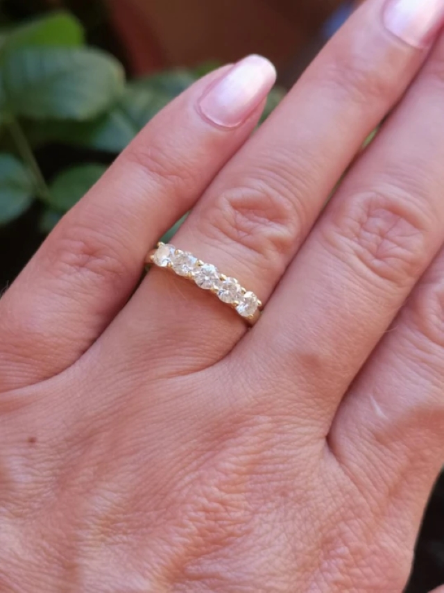 Lilou 4mm round moissanite eternity wedder ring (Modelled YG)