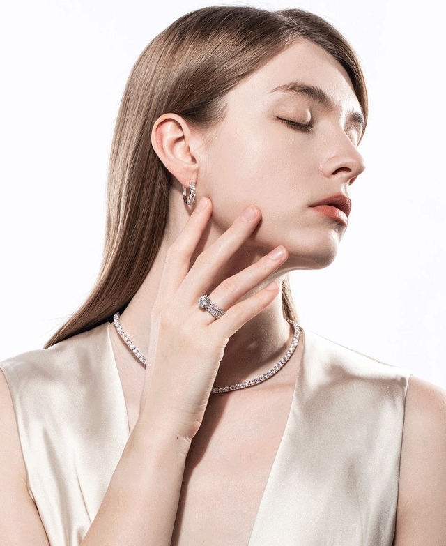 Bianca Moissanite 4 Prong Bridal Ring Set (Modelled 3 set) Bianca Moissanite 4 Prong Bridal Ring Set (Modelled 3set)