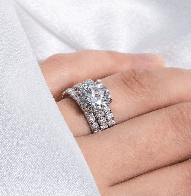 Bianca Moissanite 4 Prong Bridal Ring Set (Modelled 3set) Bianca Moissanite 4 Prong Bridal Ring Set (Modelled 3set)