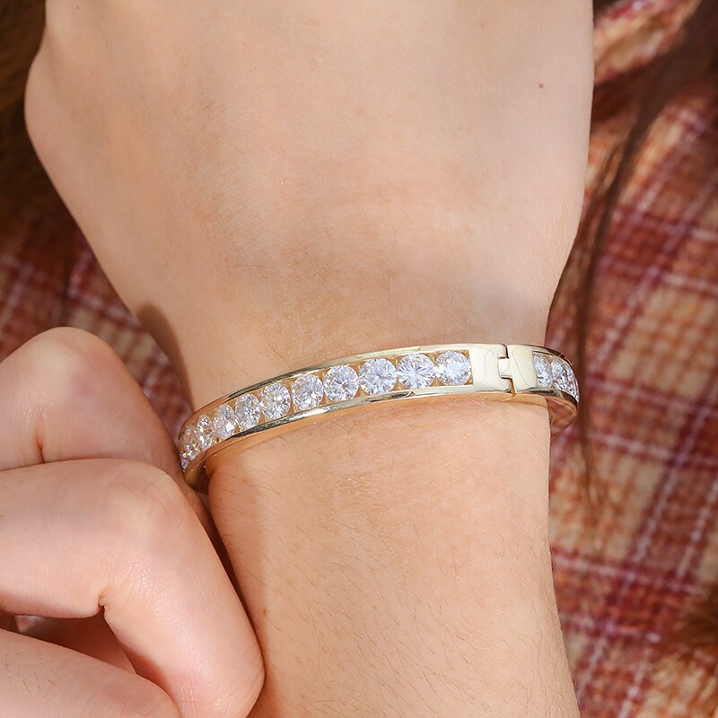 Hinged Moissanite Bangle (15) Hinged Moissanite Bangle YG 0.5ct Modelled