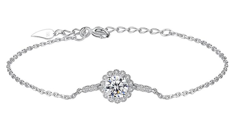 1 Carat Halo Round Solitaire Moissanite Bracelet 1 Carat Halo Round Solitaire Moissanite Bracelet