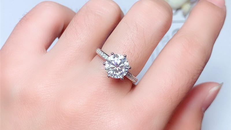 Roxette Round Moissanite 6 prong ring