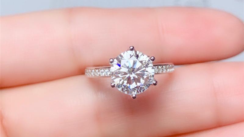 Roxette Round Moissanite 6 prong ring