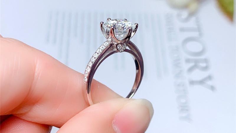 Roxette Round Moissanite 6 prong ring
