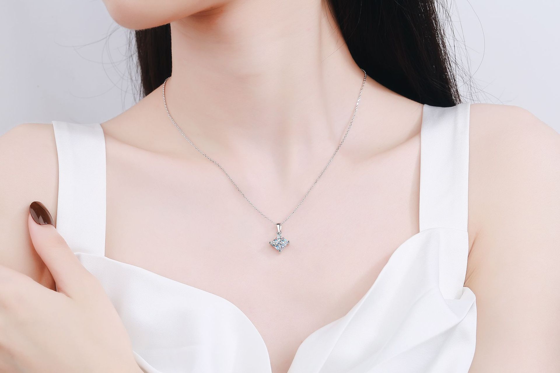 Pari Diaganonal Set Princess Cut Moissanite Pendant (3) Diaganonal Set Princess Cut Moissanite Pendant