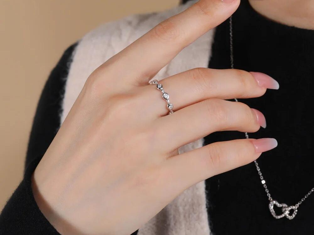 Beverly Alternating Round Moissanite Bezel Eternity Ring (5)